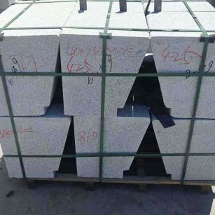 烟台 芝麻白异形坐凳，石凳