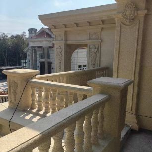 烟台 黄金麻别墅外墙干挂雕花配合阳台栏杆花瓶柱