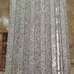 烟台 芝麻白花岗岩荔枝面雕刻盲道，盲条