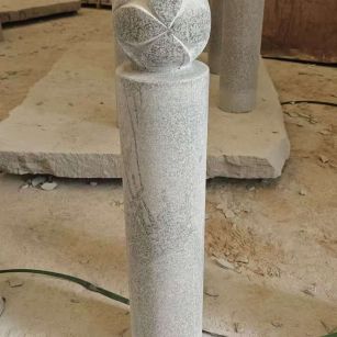 烟台 芝麻白花岗岩石材挡车石柱、停车柱、圆柱挡车柱、方柱挡车柱等