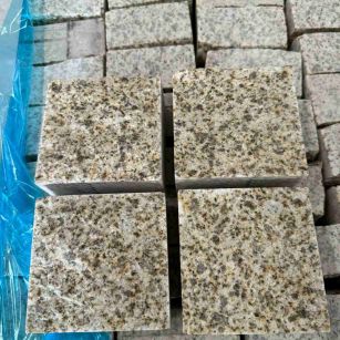 烟台 黄金麻花岗岩自然面小方块，弹石，马蹄石等