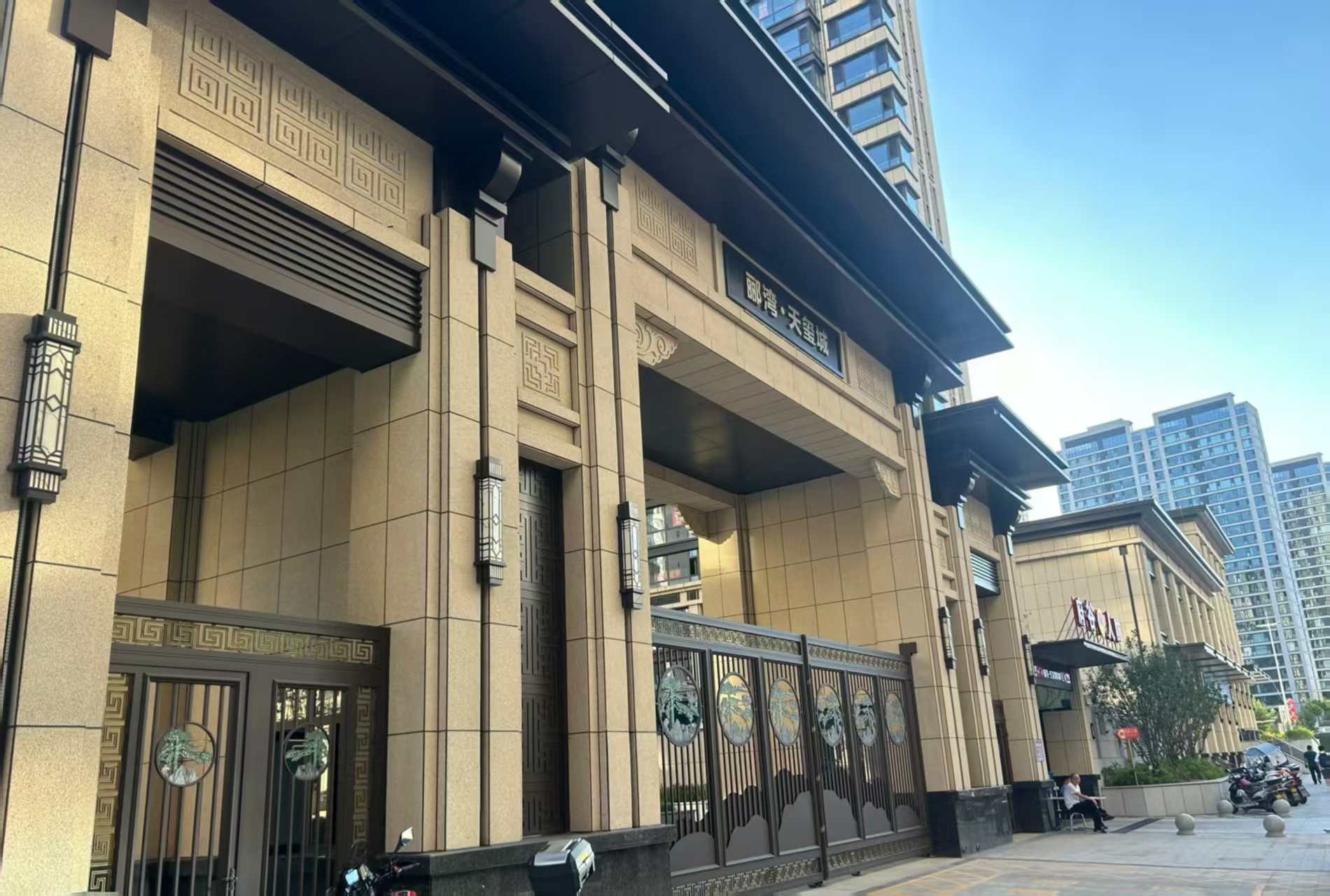 烟台 黄金麻花岗岩荔枝面小区门楼外墙干挂