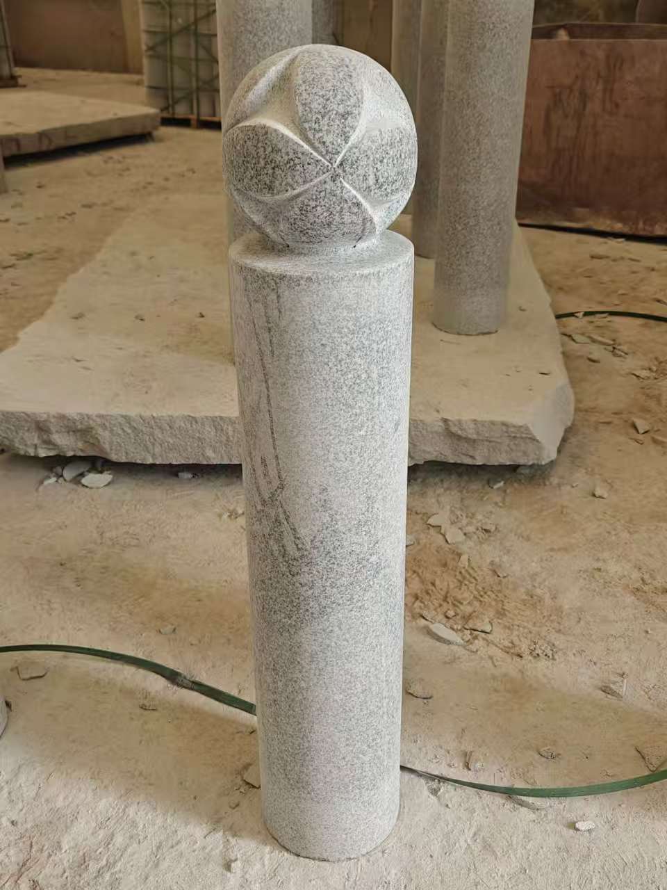 烟台 芝麻白花岗岩石材挡车石柱、停车柱、圆柱挡车柱、方柱挡车柱等