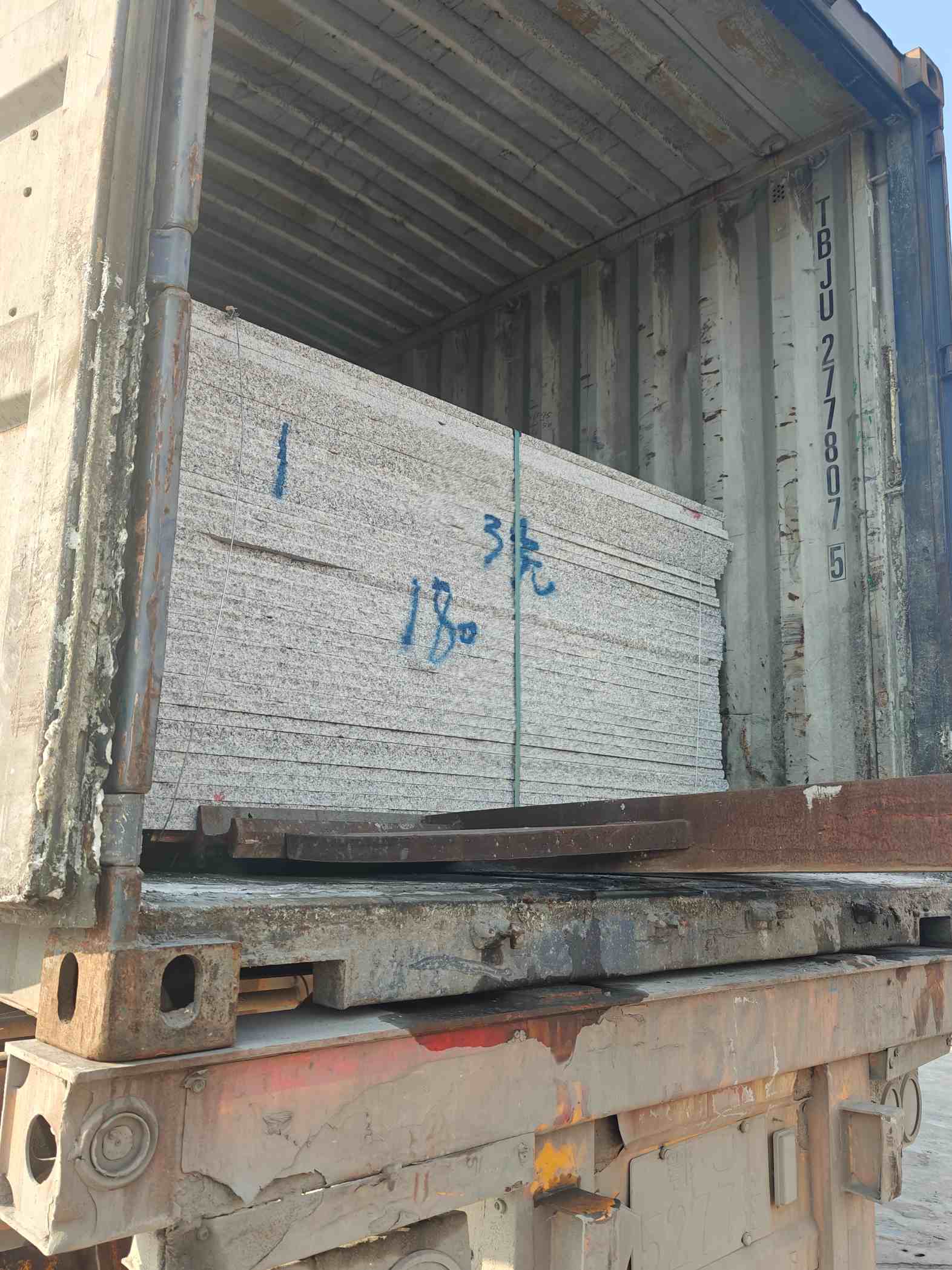 烟台 芝麻白花岗岩石材3.0公分光面毛板装柜出货