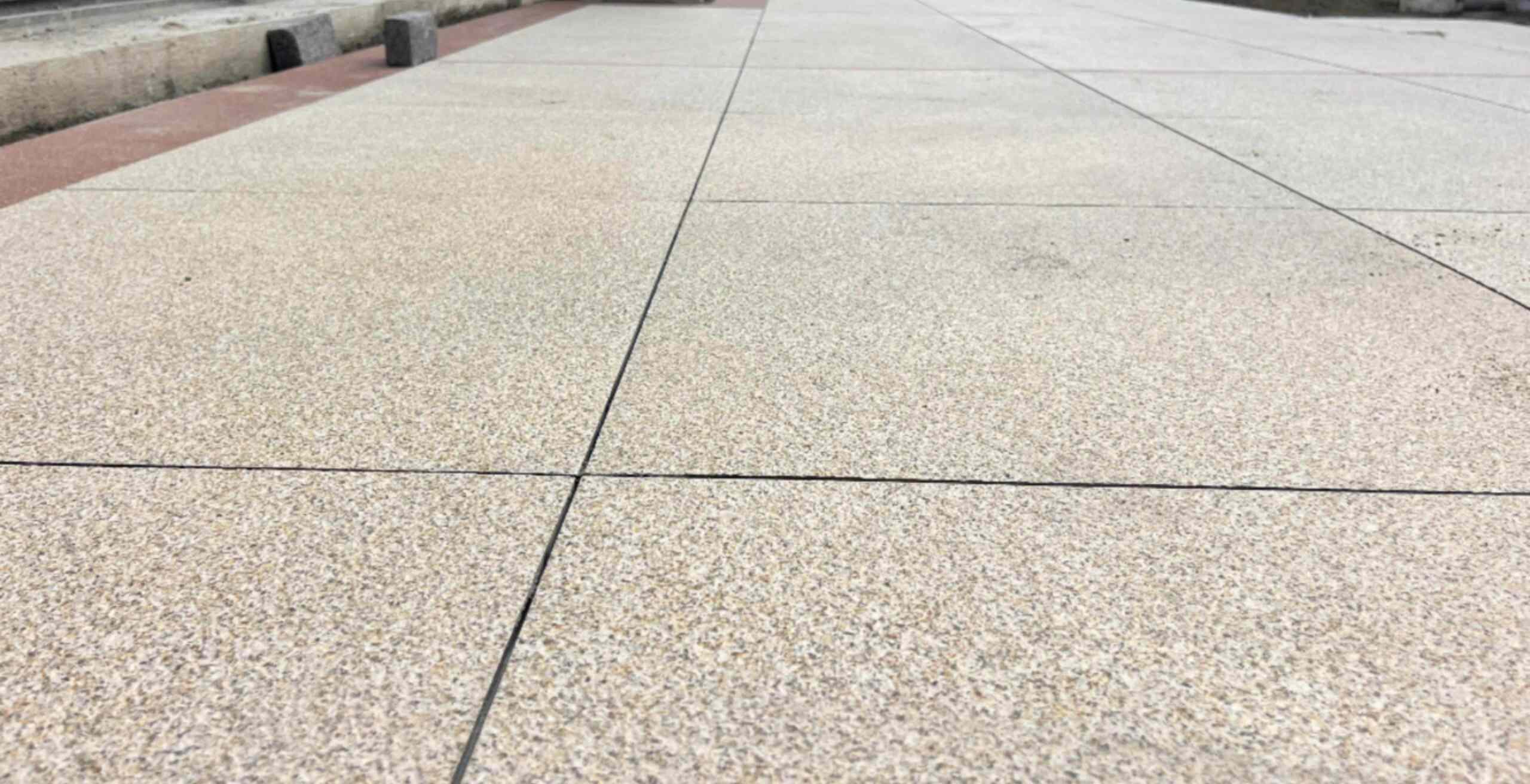 烟台 黄金麻花岗岩石板材荔枝面地面铺装效果