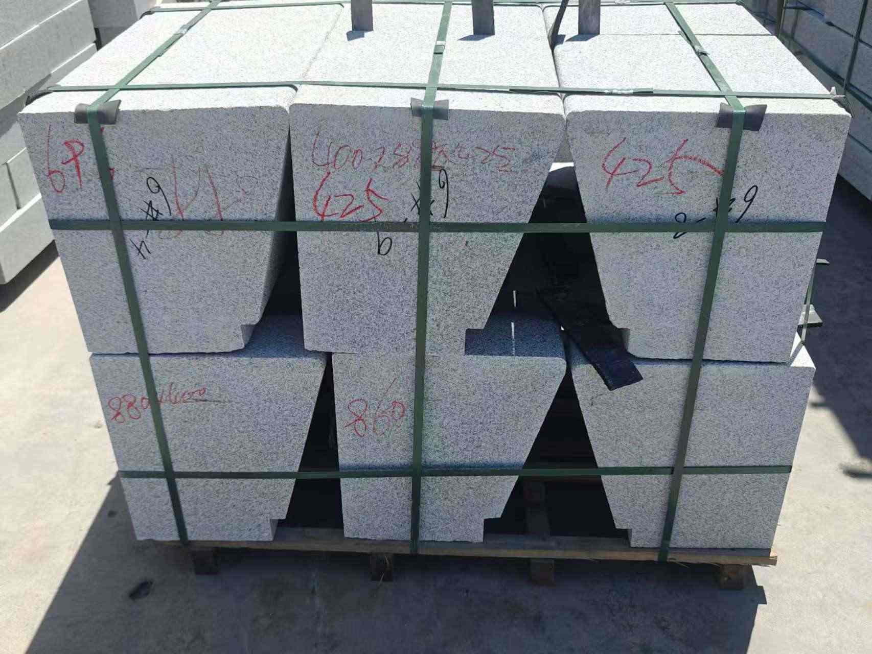 烟台 芝麻白异形坐凳，石凳