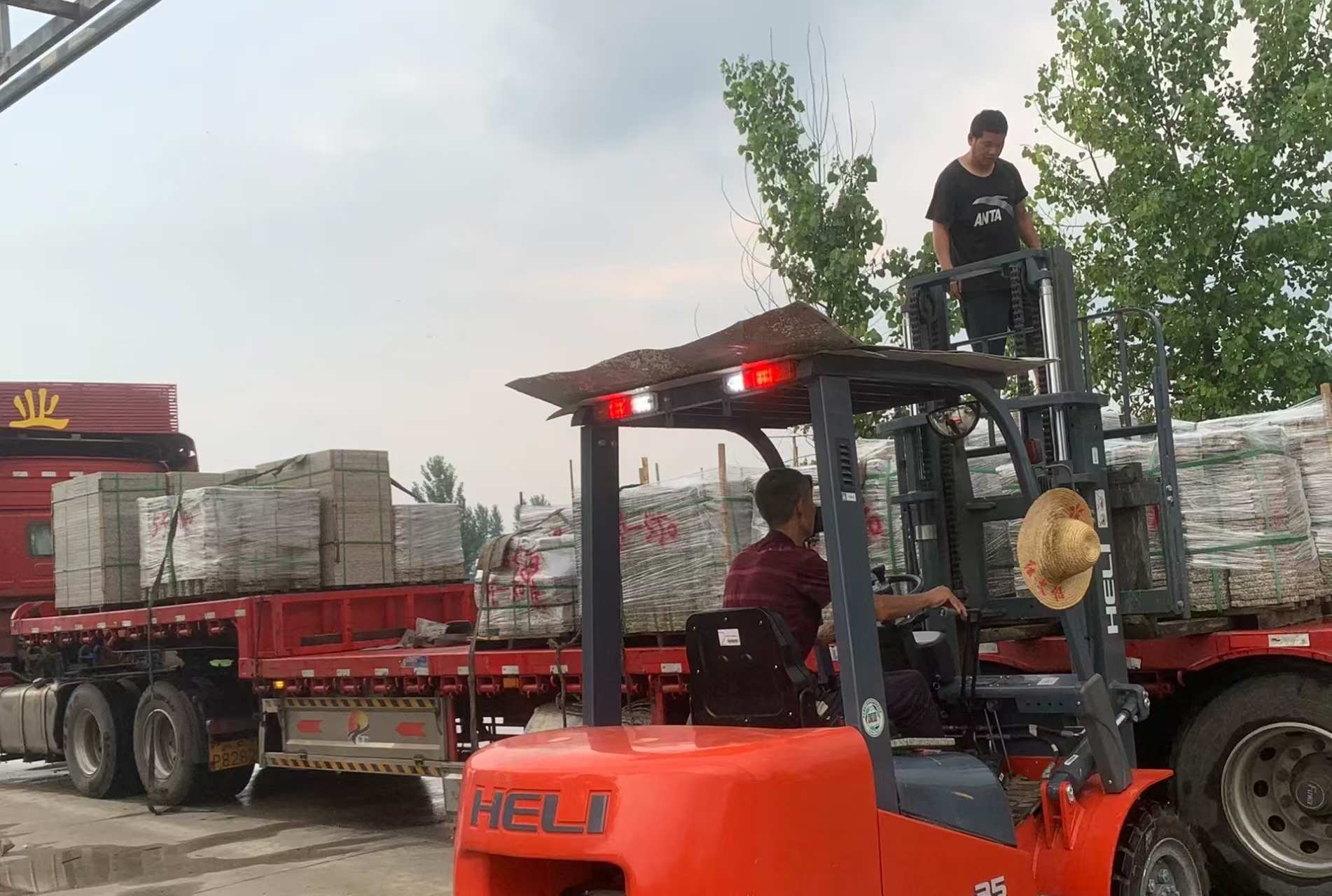 烟台 黄金麻冰裂纹，地铺石装车