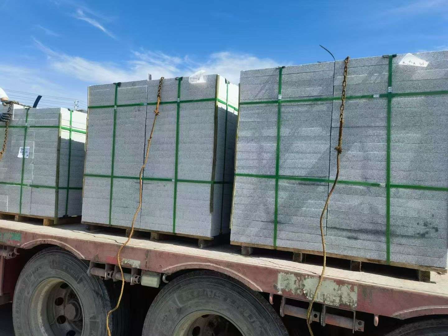 烟台 芝麻白花岗岩地铺石装车日常