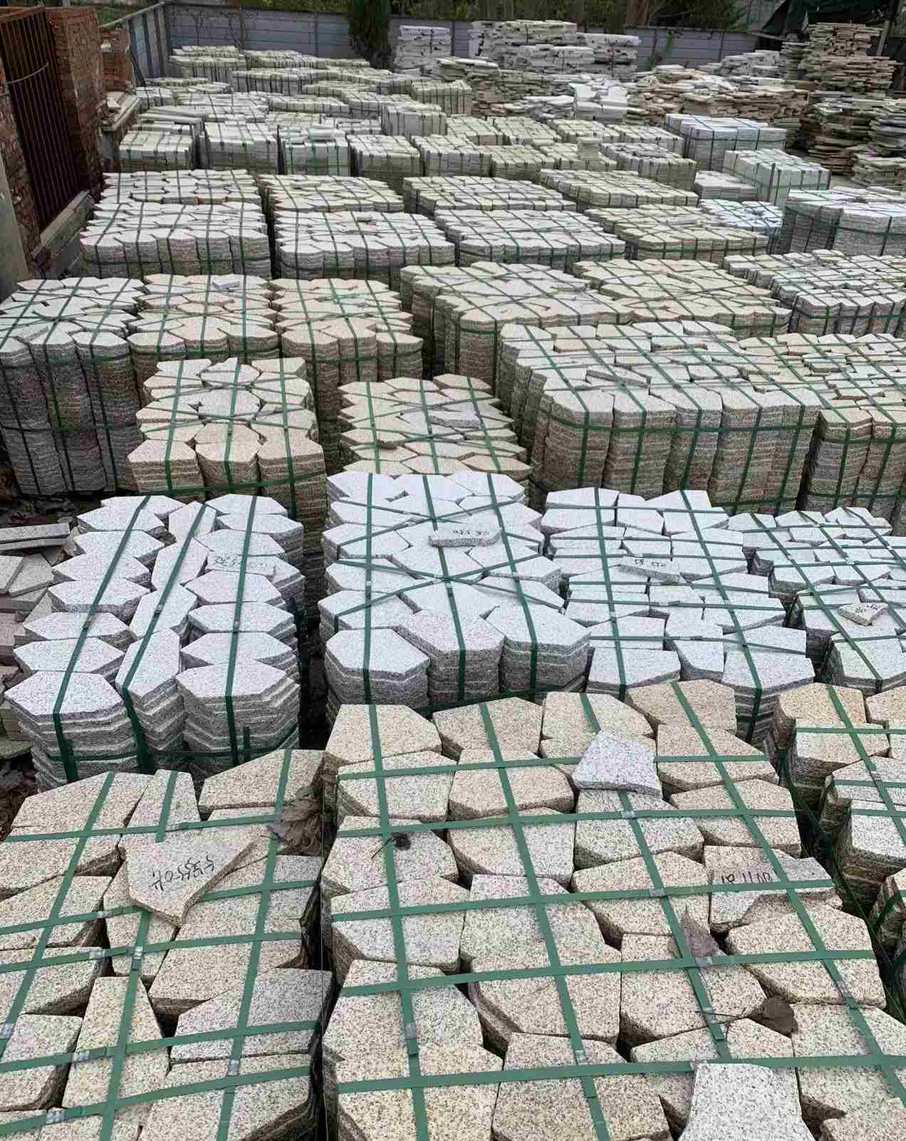 烟台 黄金麻白麻花岗岩荔枝面地铺石(冰裂纹)