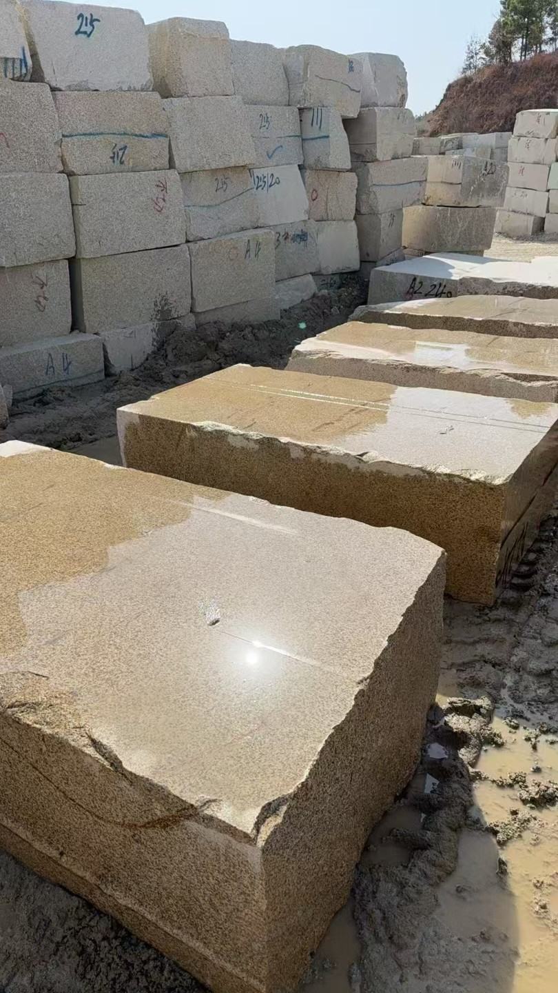 烟台 黄金麻方料堆场洗料分选中，原材料充足