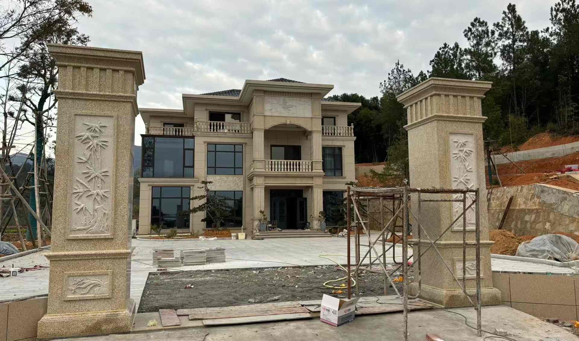 烟台 黄金麻花岗岩别墅雕花外墙干挂配上门口雕花罗马柱