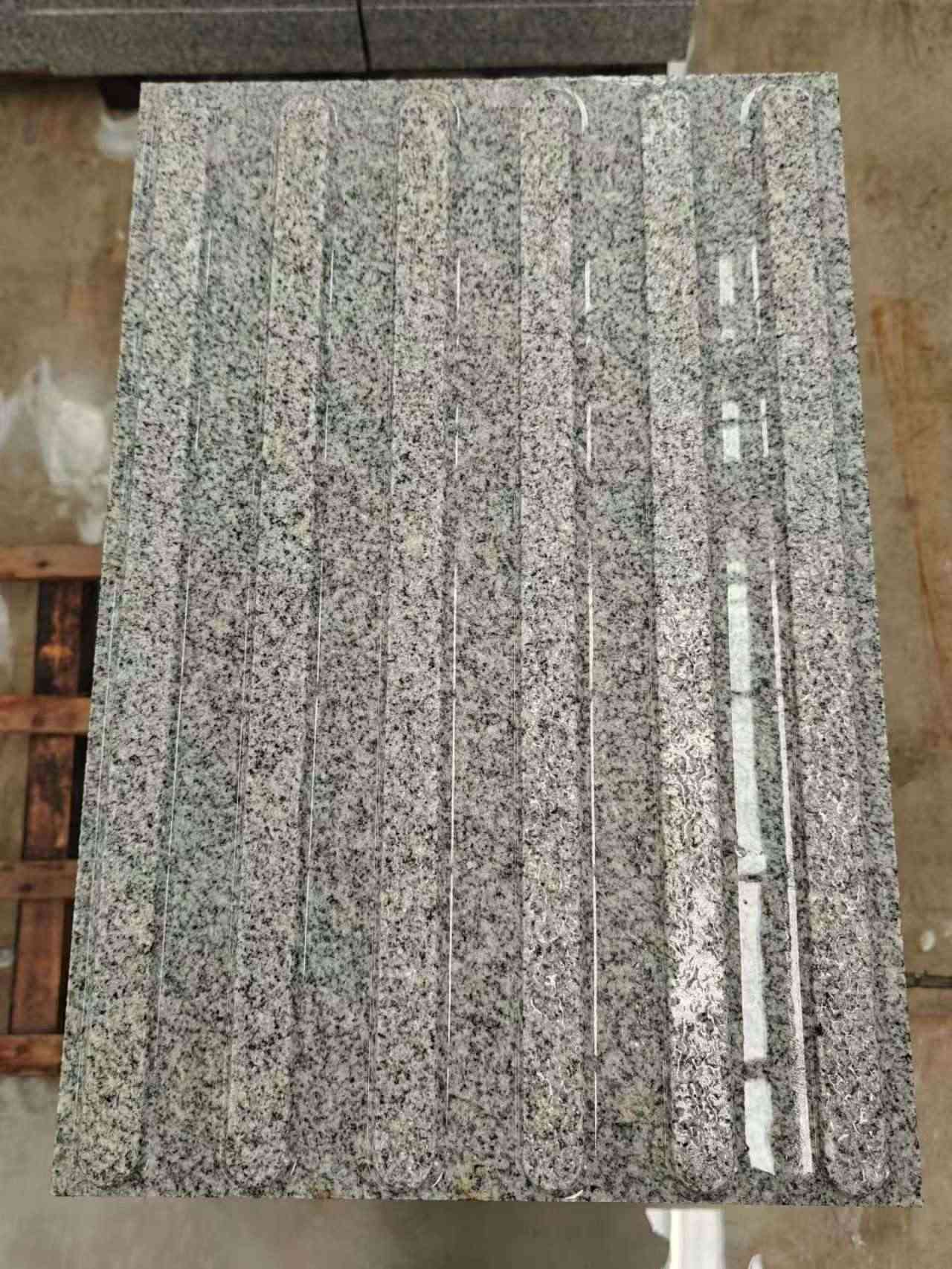 烟台 芝麻白花岗岩荔枝面雕刻盲道，盲条