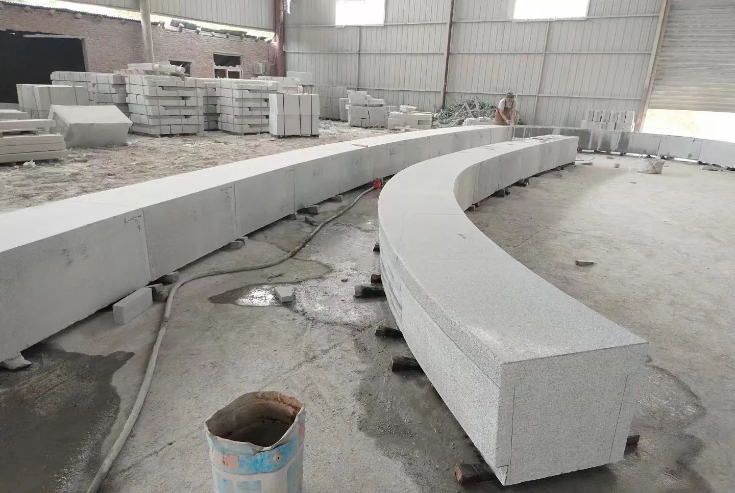 烟台芝麻白花岗岩石板材 园林光面弧形坐凳