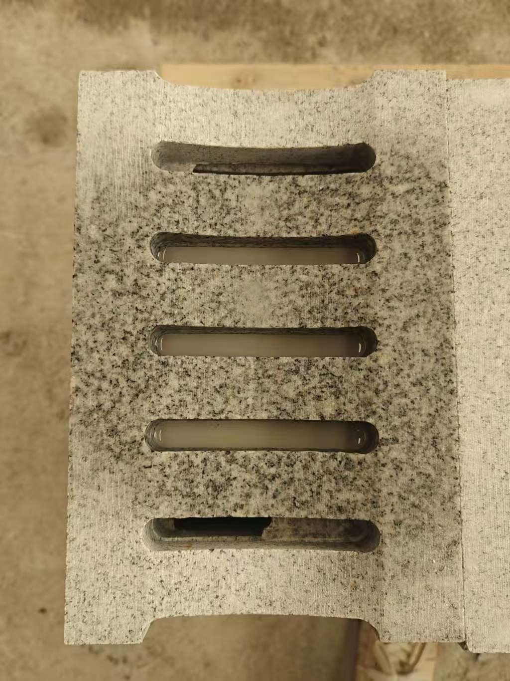 烟台 芝麻白拉丝面花岗岩U型开槽排水槽