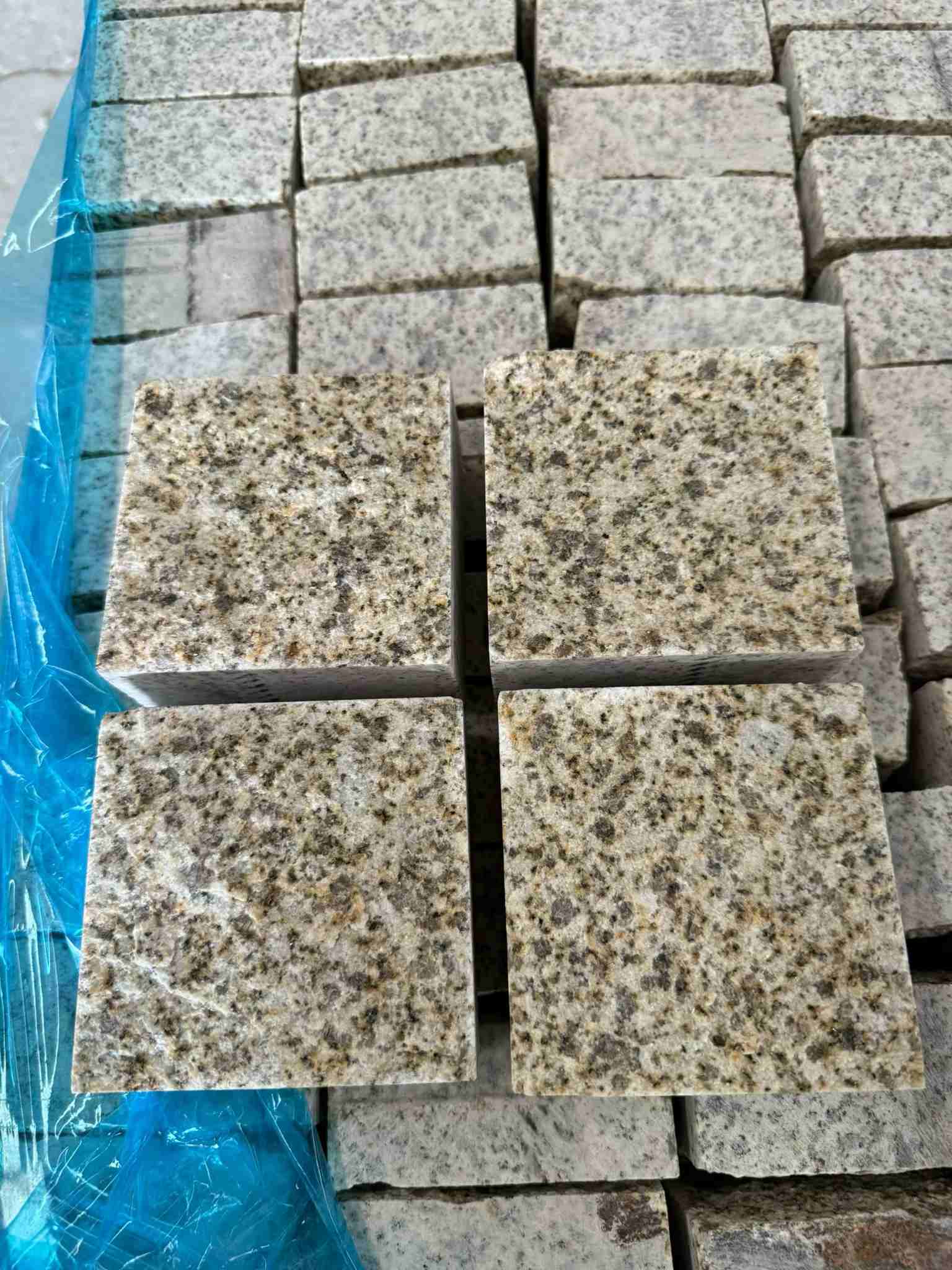 烟台 黄金麻花岗岩自然面小方块，弹石，马蹄石等