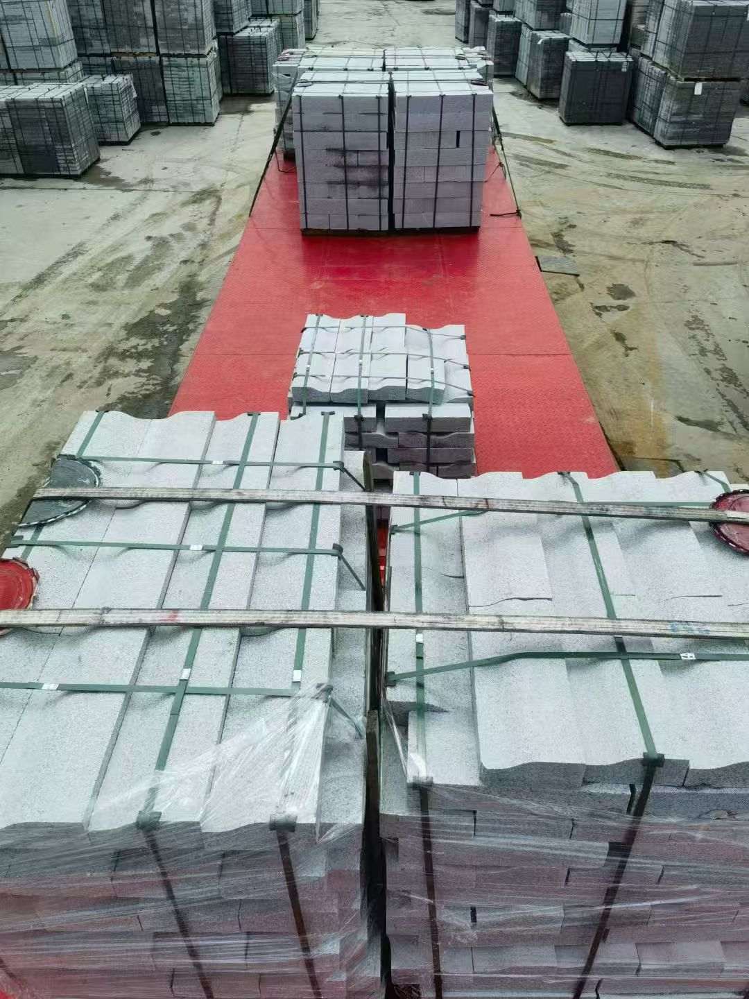 烟台 芝麻白仿形加直形路沿石出货日常