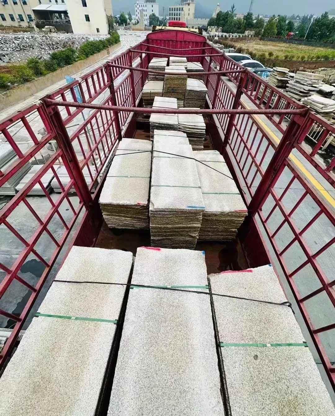 烟台 黄金麻花岗岩荔枝面，光面毛板装车完成