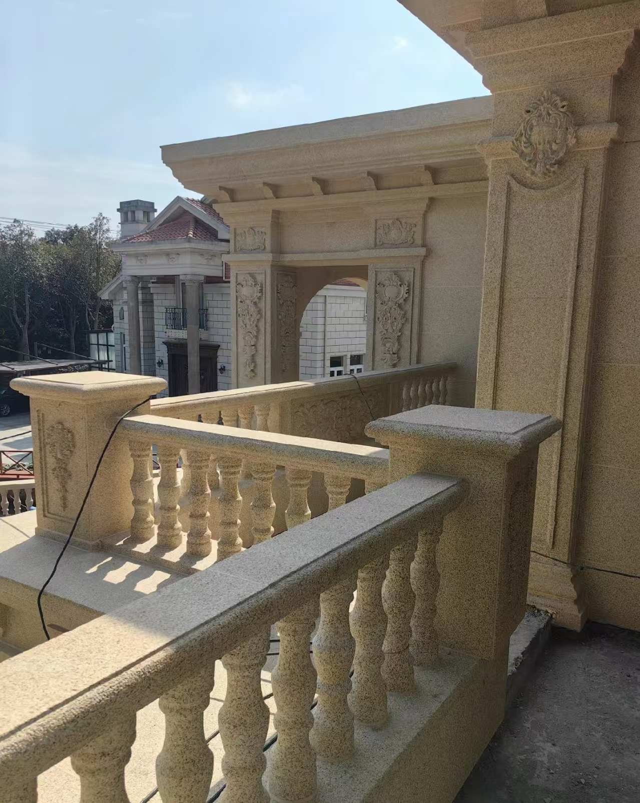 烟台 黄金麻别墅外墙干挂雕花配合阳台栏杆花瓶柱