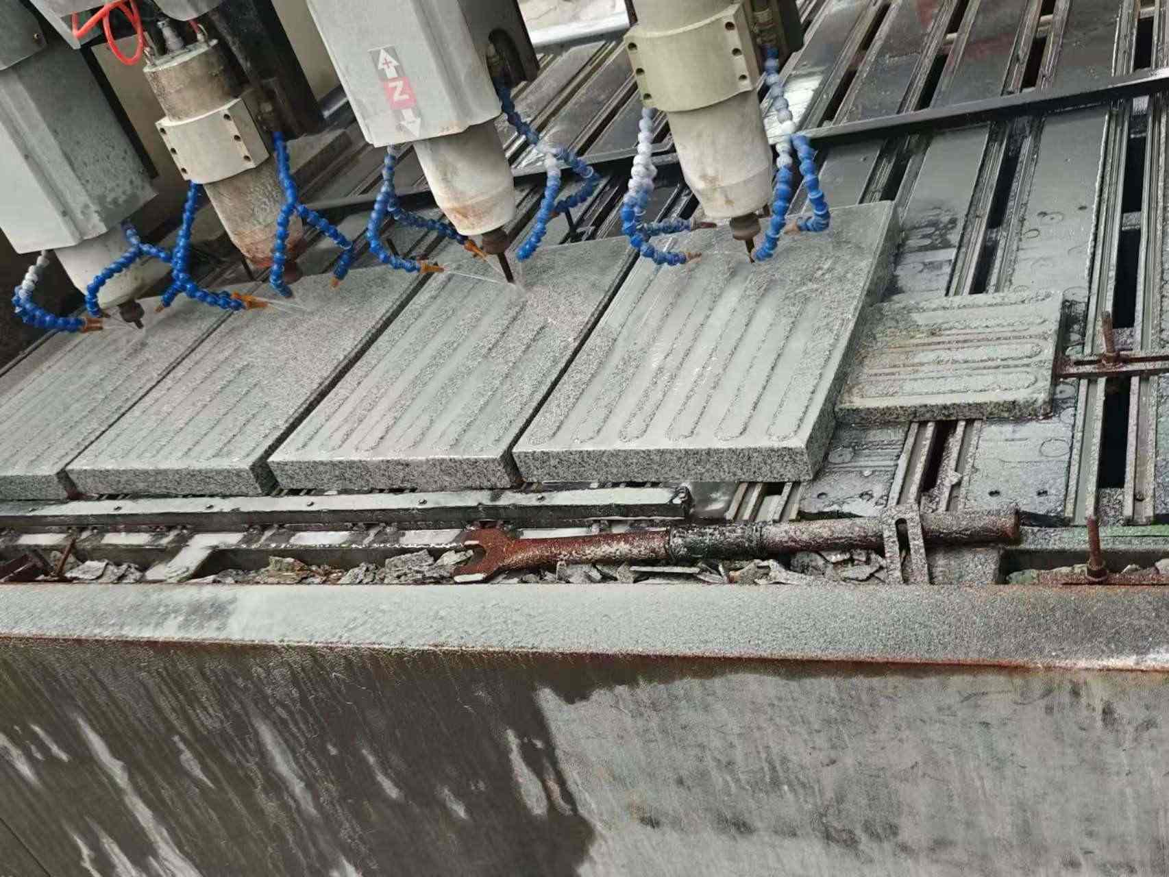 烟台 芝麻白花岗岩荔枝面盲道雕刻