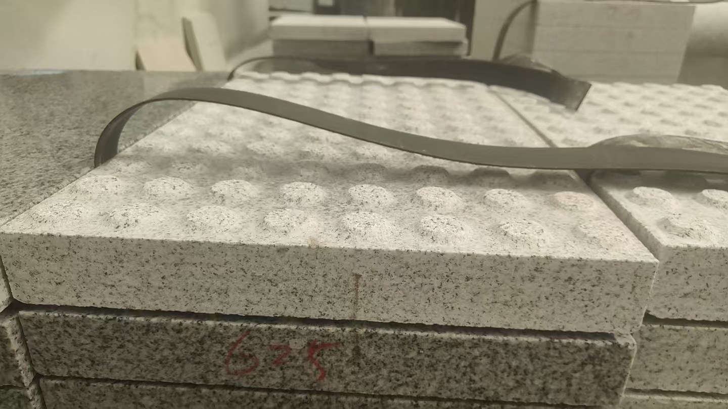 烟台 芝麻白花岗岩6.0公分荔枝面五轴加工雕刻盲点