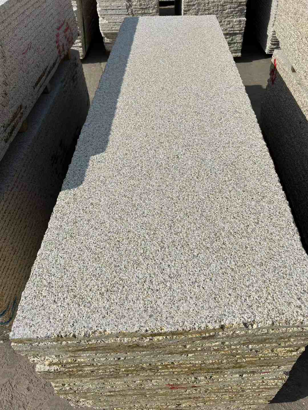 烟台 黄金麻花岗岩荔枝面毛板，半成品