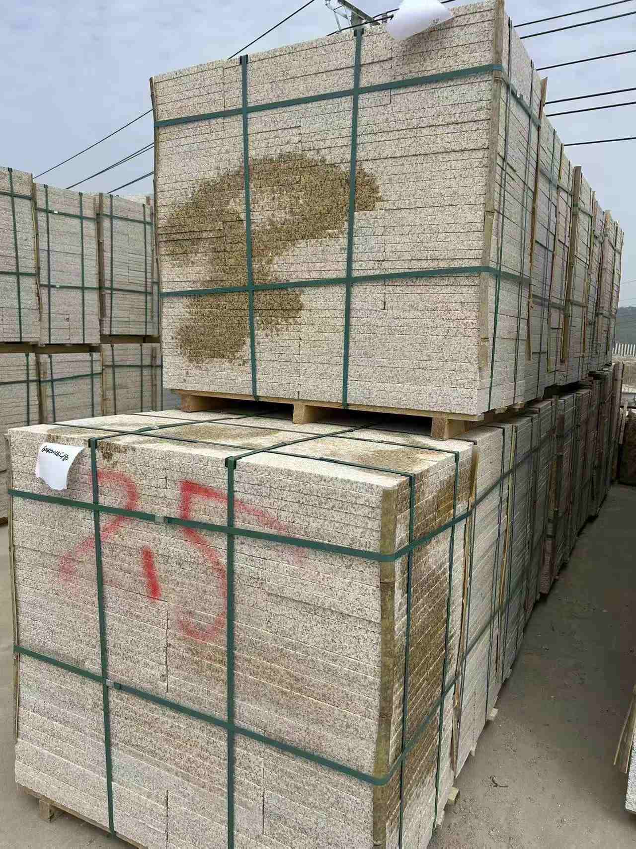 烟台 黄金麻花岗岩石材荔枝面地铺石2.5*300*600