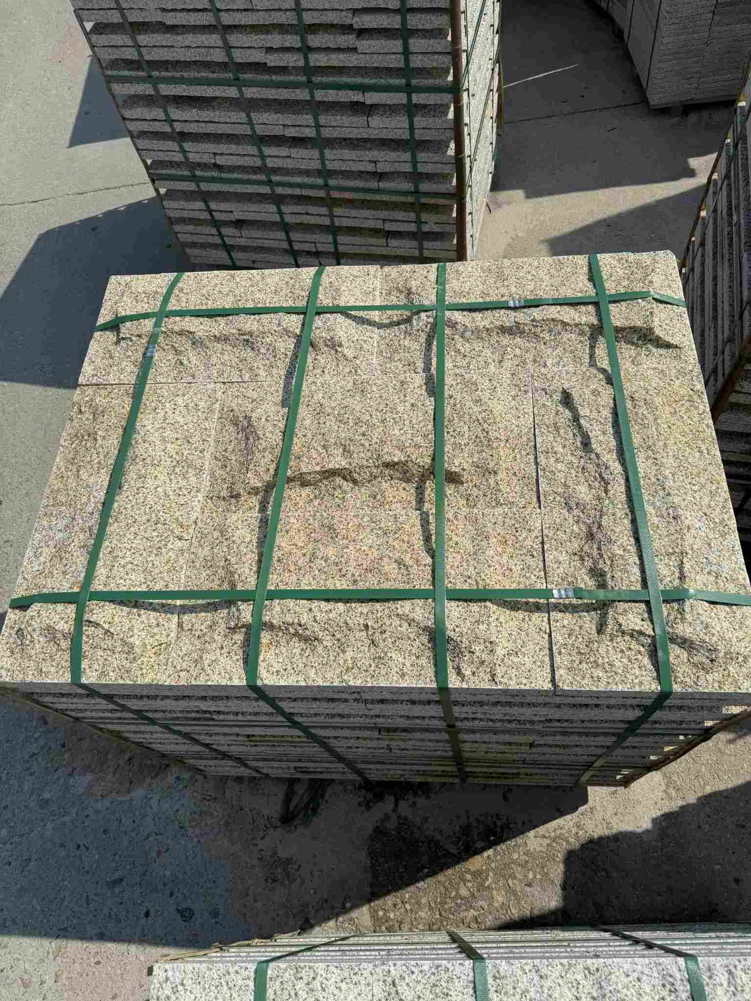 烟台 黄金麻花岗岩石材自然面蘑菇石成品