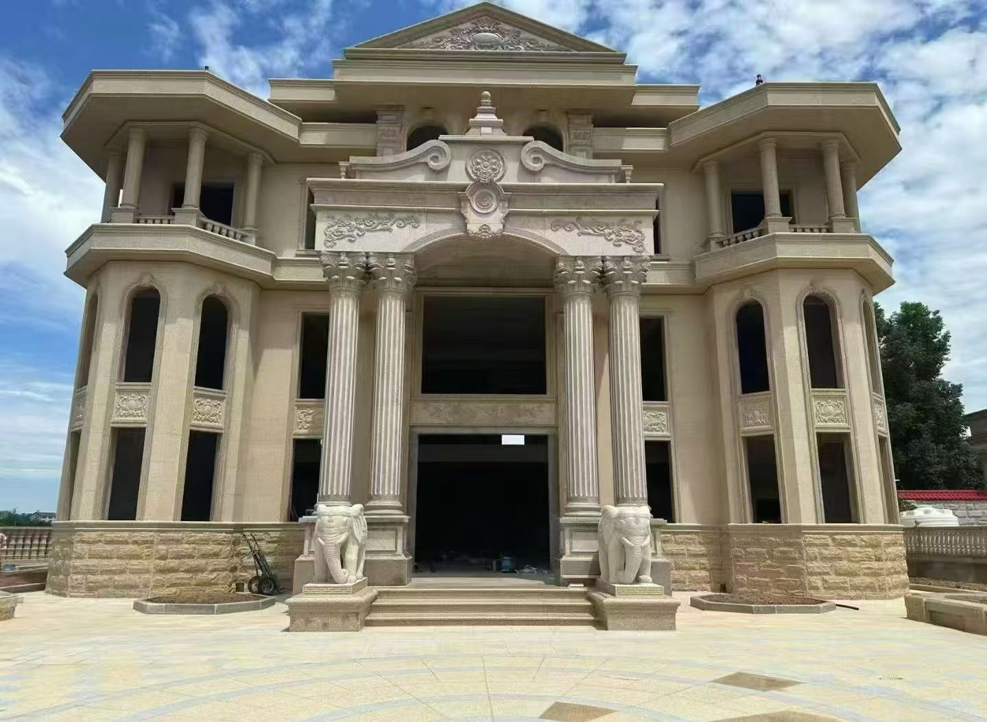 烟台 黄金麻别墅外墙干挂，大柱，大象，蘑菇石，雕花板