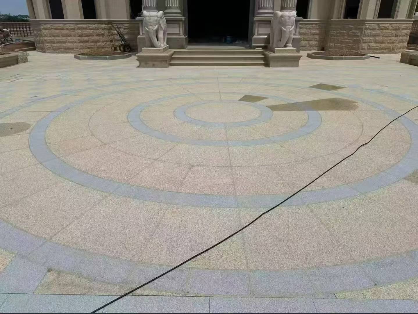 烟台 黄金麻芝麻灰花岗岩石材地铺拼接效果