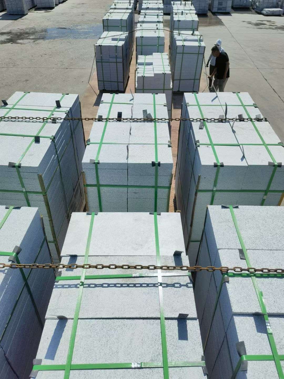 烟台 芝麻白花岗岩5公分地铺石 花岗岩厂家工厂装车日常